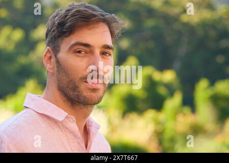 Portrait de Serious Mid Adult Man debout à l'extérieur dans la campagne Banque D'Images