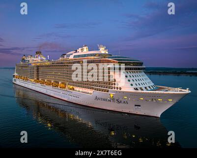 Navire de croisière Royal Caribbean Anthem of the Seas arrivant au port de Southampton, Hampshire, Angleterre, Royaume-Uni, le 12 mai 2024. Banque D'Images