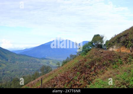 Superbe vue panoramique sur le complexe du volcan Ijen avec des montagnes, Java est en Indonésie Banque D'Images