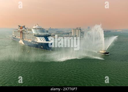 Le plus récent navire de Celebrity Cruises, Celebrity Beyond, quitte Southampton, Royaume-Uni, pour son voyage inaugural, le 23 avril 2022. Vue aérienne d'un drone. Banque D'Images