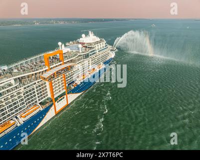 Le plus récent navire de Celebrity Cruises, Celebrity Beyond, quitte Southampton, Royaume-Uni, pour son voyage inaugural, le 23 avril 2022. Vue aérienne d'un drone. Banque D'Images