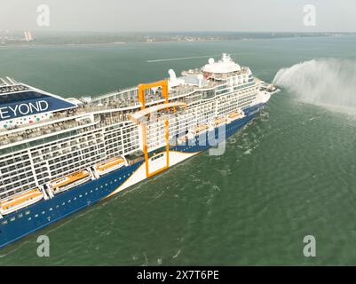 Le plus récent navire de Celebrity Cruises, Celebrity Beyond, quitte Southampton, Royaume-Uni, pour son voyage inaugural, le 23 avril 2022. Vue aérienne d'un drone. Banque D'Images