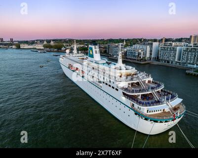 Mme Deutschland amarré à Greenwich sur la Tamise, Londres, Royaume-Uni, 25 avril 2022. Vue aérienne d'un drone. Banque D'Images