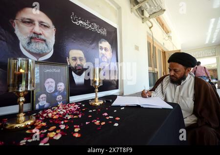 21 mai 2024, Peshawar, Peshawar, Pakistan : réactions au Pakistan après la mort du président iranien Raisi dans un accident d'hélicoptère. PESHAWAR, PAKISTAN, 21 MAI : Dr Hussain Chakami Directeur de la République d'Iran le peuple Peshawar prie au Centre culturel iranien en deuil après la mort du président iranien Raisi et du ministre des Affaires étrangères Amir Abdullahian le 20 mai 2024 à Peshawar, Pakistan. Le président iranien Ebrahim Raisi, le ministre des Affaires étrangères Hossein Amir-Abdollahian et plusieurs autres personnes ont été tués dans un accident d'hélicoptère le 19 mai 2024, après une visite officielle dans le nord-ouest de l'Iran, près de la frontière avec Azer Banque D'Images