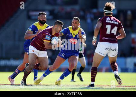 Seb Ikahihifo des Huddersfield Giants est défié par Zane Musgrove des Warrington Wolves et Paul Vaughan lors de la demi-finale de la Betfred Challenge Cup au Totally Wicked Stadium de St Helens. Date de la photo : dimanche 19 mai 2024. Banque D'Images