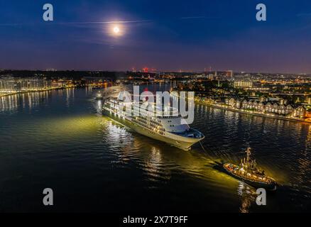 Le bateau de croisière Silver Wind passe devant Canary Wharf sur la Tamise, Londres, Royaume-Uni, le 12 mai 2023. Banque D'Images