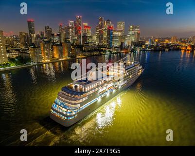 Le bateau de croisière Silver Wind passe devant Canary Wharf sur la Tamise, Londres, Royaume-Uni, le 12 mai 2023. Banque D'Images