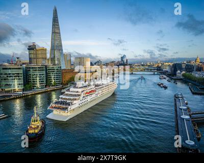 Le bateau de croisière Silver Wind traverse Tower Bridge sur la Tamise, Londres, Royaume-Uni, le 10 mai 2023. Banque D'Images