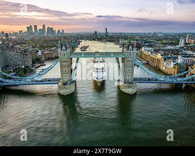 Le bateau de croisière Silver Wind traverse Tower Bridge sur la Tamise, Londres, Royaume-Uni, le 10 mai 2023. Banque D'Images