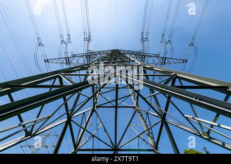 Une vue captivante d’un pylône haute tension contre le ciel bleu sans tache, un rappel du rôle essentiel que joue l’électricité dans notre quotidien #BL Banque D'Images