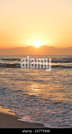 Magnifique matin de lever de soleil sur la plage et la mer en Afrique du Sud Banque D'Images