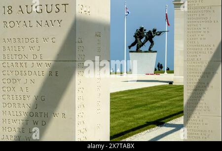 Le Mémorial de la Normandie britannique, France. 3 soldats en position de charge en mémoire des perdus et tombés lors du débarquement de Normandie Banque D'Images
