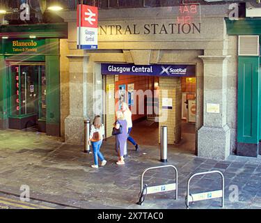 Glasgow, Écosse, Royaume-Uni. 21 mai 2024 : entrée de la gare centrale sous le pont parasol Highlanders ou Heilanders sur la rue argyle. Météo britannique : le temps chaud a vu une arrivée de l'été alors que les habitants et les touristes dans la ville ont pris le centre-ville à l'heure du déjeuner. Crédit Gerard Ferry/Alamy Live News Banque D'Images