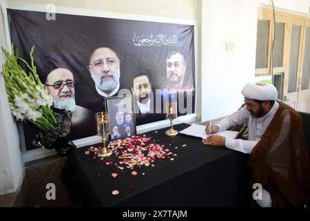 21 mai 2024, Peshawar, Peshawar, Pakistan : réactions au Pakistan après la mort du président iranien Raisi dans un accident d'hélicoptère. PESHAWAR, PAKISTAN, 21 MAI : Dr Hussain Chakami Directeur de la République d'Iran le peuple Peshawar prie au Centre culturel iranien en deuil après la mort du président iranien Raisi et du ministre des Affaires étrangères Amir Abdullahian le 20 mai 2024 à Peshawar, Pakistan. Le président iranien Ebrahim Raisi, le ministre des Affaires étrangères Hossein Amir-Abdollahian et plusieurs autres personnes ont été tués dans un accident d'hélicoptère le 19 mai 2024, après une visite officielle dans le nord-ouest de l'Iran, près de la frontière avec Azer Banque D'Images