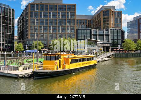 Washington DC, États-Unis - 3 mai 2024 : bateau-taxi jaune amarré à la jetée du développement du Wharf sur le fleuve Potomac Banque D'Images