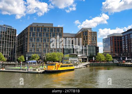 washington DC, États-Unis - 3 mai 2024 : vue grand angle d'un bateau-taxi amarré à la jetée du développement du Wharf sur le fleuve Potomac Banque D'Images