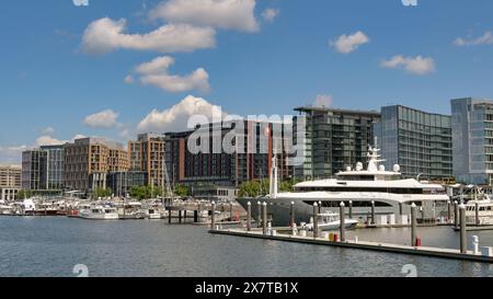 Washington DC, États-Unis - 1er mai 2024 : scène portuaire avec le yacht de luxe Constance amarré sur le développement de Wharf sur le fleuve Potomac à Washington DC Banque D'Images