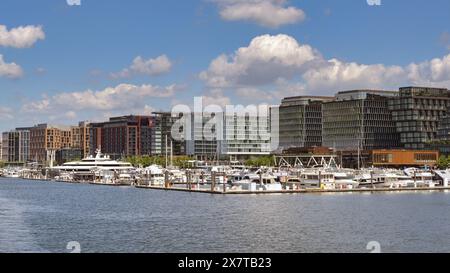 Washington DC, États-Unis - 3 mai 2024 : vue panoramique des bateaux à moteur et yachts amarrés dans la marina devant le développement du quai sur le fleuve Potomac Banque D'Images