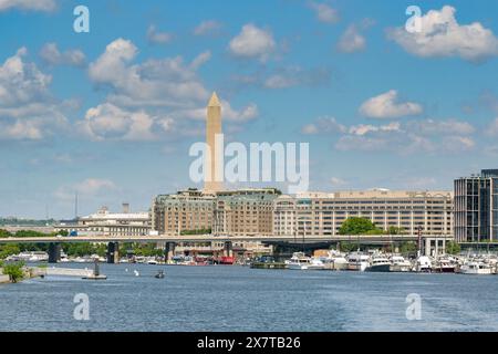 Washington DC, États-Unis - 3 mai 2024 : vue panoramique sur le port de plaisance du quai sur le fleuve Potomac à Washington DC. En arrière-plan se trouve le Washington Monument Banque D'Images