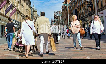 Glasgow, Écosse, Royaume-Uni. 21 mai 2024 : Météo britannique : le temps chaud a vu l'arrivée de l'été alors que les habitants et les touristes dans la ville ont pris le centre-ville à l'heure du déjeuner. Crédit Gerard Ferry/Alamy Live News Banque D'Images