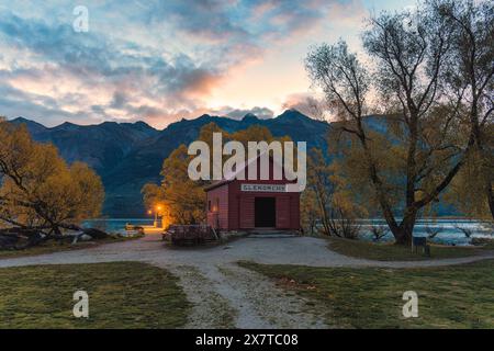 Bâtiment rouge en bois de hangar à bateaux Glenorchy dans la forêt d'automne près du lac Wakatipu dans la soirée à Queenstown, Otago, Nouvelle-Zélande Banque D'Images