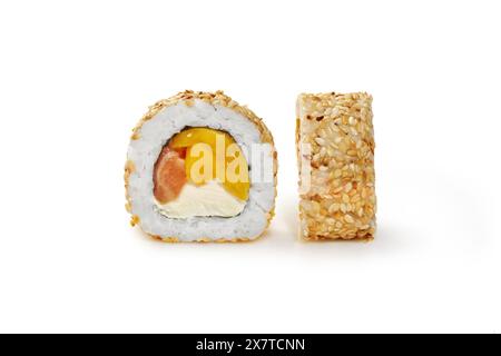 Rouleau de sushi sucré et salé exotique fourré de saumon, fromage à la crème délicat et tranches de mangue mûres, généreusement saupoudré de graines de sésame présenté o Banque D'Images