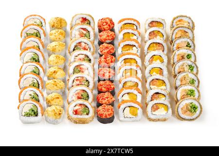 Attrayante collection colorée de rouleaux avec divers remplissages, présentés isolés sur fond blanc. Savoureux ensemble de sushis japonais traditionnels pour compa Banque D'Images
