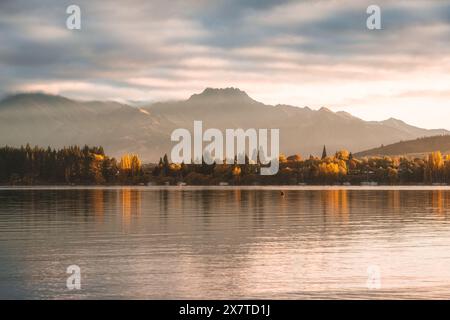 Beau paysage de lever de soleil doré sur la chaîne de montagnes et la forêt d'automne sur le lac Wanaka en Nouvelle-Zélande Banque D'Images