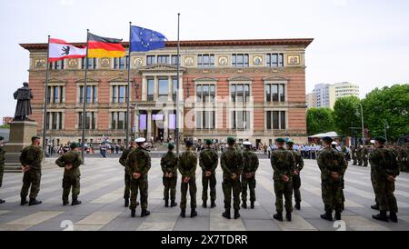 Berlin, Allemagne. 21 mai 2024. Soldats et passants regardent la répétition générale pour la promesse publique des recrues de la Bundeswehr devant le Gropius Bau. Le 22.05.2024, 29 recrues du bataillon de garde du ministère fédéral de la Défense prononceront leurs vœux en public devant la Chambre des représentants de Berlin. Les discours d'engagement seront prononcés par le président de la Chambre des représentants de Berlin, Seibeld, et le maire Wegner. Crédit : Bernd von Jutrczenka/dpa/Alamy Live News Banque D'Images