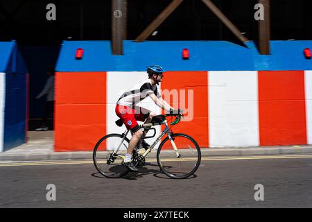 Cycliste portant des pédales shorts Angleterre a passé une structure temporaire sur Oxford Street, à Londres, au Royaume-Uni Banque D'Images