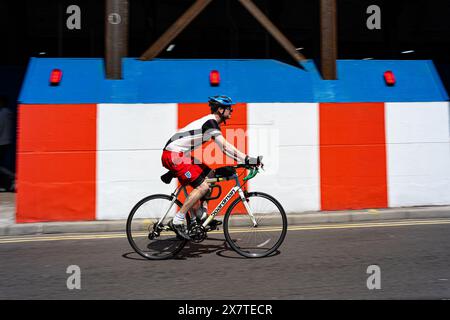 Cycliste portant des pédales shorts Angleterre a passé une structure temporaire sur Oxford Street, à Londres, au Royaume-Uni Banque D'Images