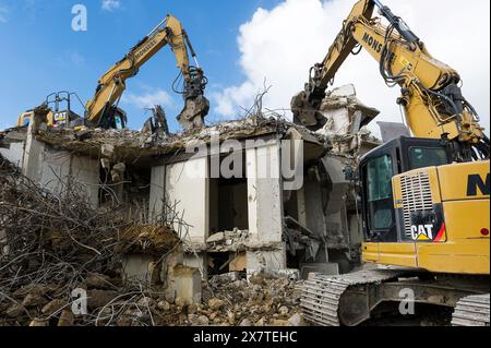 Opération de destruction d'un immeuble par des bulldozers Caterpillar. Opération de destruction par les bulldozers Werking van vernieling van een gebouw Banque D'Images