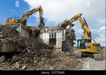 Opération de destruction d'un immeuble par des bulldozers Caterpillar. Opération de destruction par les bulldozers Werking van vernieling van een gebouw Banque D'Images