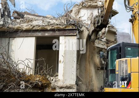 Opération de destruction d'un immeuble par des bulldozers Caterpillar. Opération de destruction par les bulldozers Werking van vernieling van een gebouw Banque D'Images