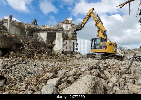 Opération de destruction d'un immeuble par des bulldozers Caterpillar. Opération de destruction par les bulldozers Werking van vernieling van een gebouw Banque D'Images