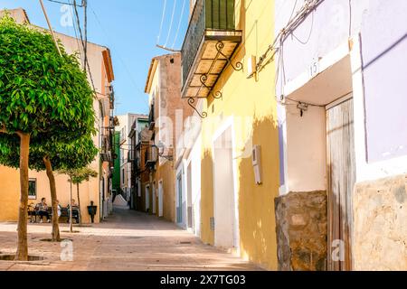 Villajoyosa, Espagne - 15 mai 2024 : rues confortables de Villajoyosa avec des maisons colorées. La Vila Joiosa - ville côtière, Communauté valencienne, Espagne, par Medite Banque D'Images