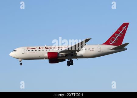 Omni Air International 767-200 travaille sur un vol charter de l'USAF dans la RAF Lakenheath. Banque D'Images