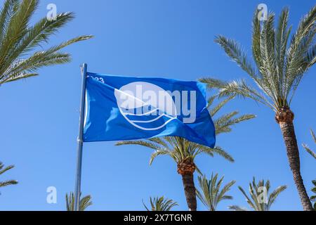 Drapeau bleu sur la plage d'Albir, l' Alfas del Pi, Espagne. Blue Flag est une certification pour les plages répondant à des normes élevées de qualité, de sécurité, de mana environnemental Banque D'Images