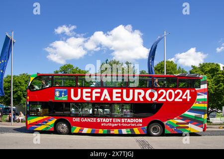 Visite touristique en bus citytour avec design spécial UEFA Euro 2024 à Stuttgart, en Allemagne, l'une des villes hôtes Banque D'Images