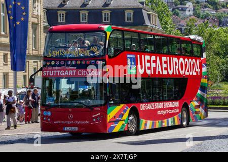 Visite touristique en bus citytour avec design spécial UEFA Euro 2024 à Stuttgart, en Allemagne, l'une des villes hôtes Banque D'Images