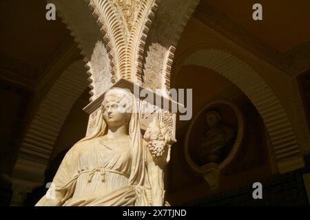 Statue dans la cour du palais de style mudéjar du xvi siècle Casa de Pilatos à Séville, Andalousie, Espagne Banque D'Images