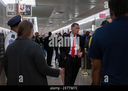 Sénateur américain John Barrasso (républicain du Wyoming) entre dans la salle d'audience alors que le secrétaire d'État des États-Unis Antony Blinken témoigne lors d'une audience de la Commission des relations étrangères du Sénat pour examiner la demande de budget proposée par le président pour l'exercice 2025 pour le département d'État dans l'immeuble de bureaux du Sénat Dirksen à Washington, DC le mardi 21 mai 2024. Crédit : Annabelle Gordon/CNP/MediaPunch Banque D'Images