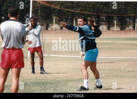 GRAHAM TAYLOR PREND L'ENTRAÎNEMENT DE L'ÉQUIPE DE SOUTHAMPTON, 1990. PIC MIKE WALKER 1990 Banque D'Images