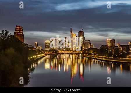 Skyline von Frankfurt am main am Abend, Hochhäuser im Bankenviertel. // 30.04.2024 : Francfort-sur-le-main, Hesse, Deutschland *** Skyline de Francfort-sur-le-main Am Banque D'Images