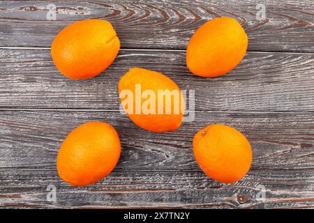 oranges blondes ovales calabriennes sur fond de bois vue de dessus Banque D'Images