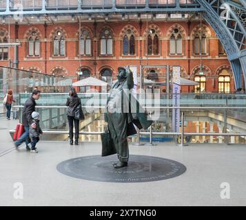 Statue de Sir John Betjeman à la gare de fabrication Pancras, Londres Banque D'Images