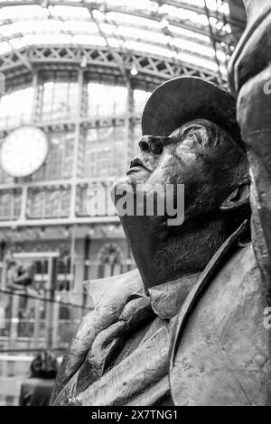 Statue de Sir John Betjeman à la gare de fabrication Pancras, Londres Banque D'Images