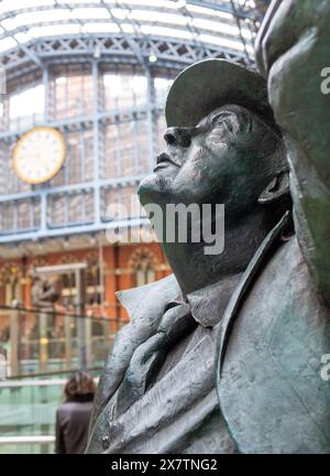 Statue de Sir John Betjeman à la gare de fabrication Pancras, Londres Banque D'Images