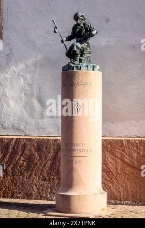 Jakobusstatue vor Stadtpfarrkirche est composé de Jakobus, Miltenberg. // 02.05.2024 : Miltenberg, Unterfranken, Bayern, Deutschland *** Statue de nouveaux James devant l'église paroissiale de nouveaux James, Miltenberg 02 05 2024 Miltenberg, basse-Franconie, Bavière, Allemagne Banque D'Images