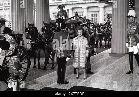 La reine mère arrivant au palais de Buckingham après le mariage de la princesse Anne et Mark Phillips le 14/11/73. Derrière elle se trouvent le prince Charles et Henry Somerset, 10e duc de Beaufort sur la droite. Photo de David Bagnall Banque D'Images